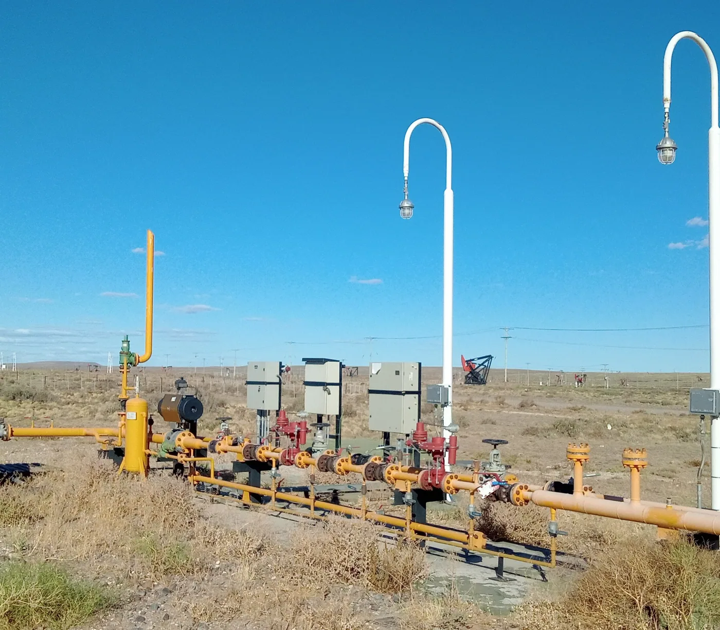 Instalación de superficie con columnas de iluminación en la estepa patagónica
