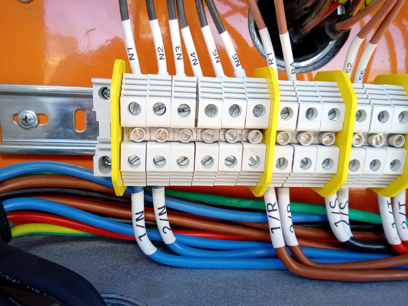 Cableado y borneras identificadas