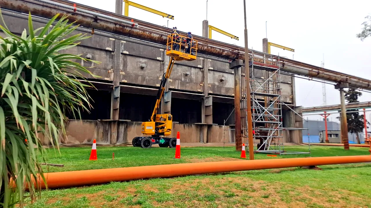 Trabajo en altura sobre canal de hormigón
