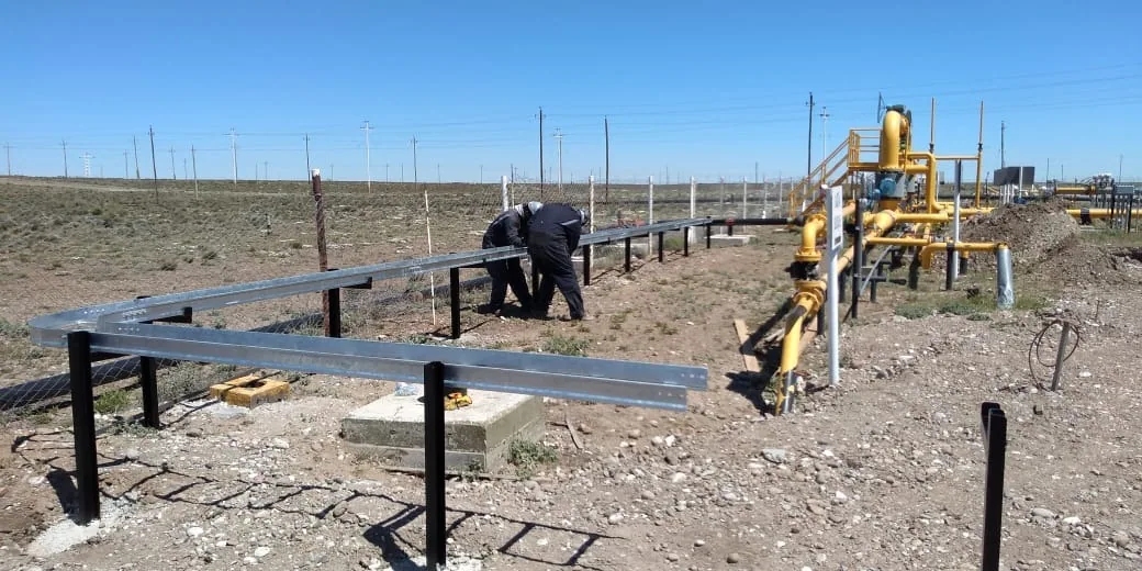 Cuadrilla montando bandejas