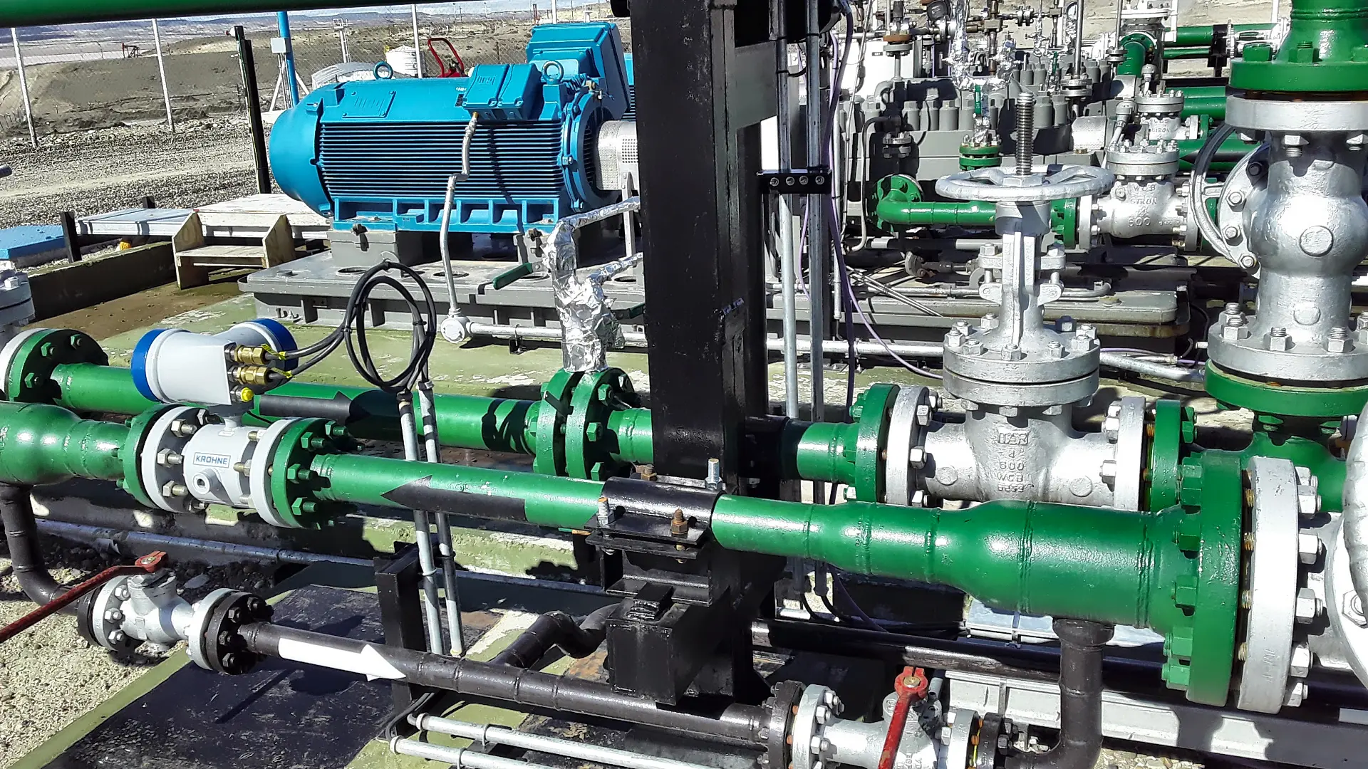 Válvulas y cañerías de proceso en instalación de superficie
